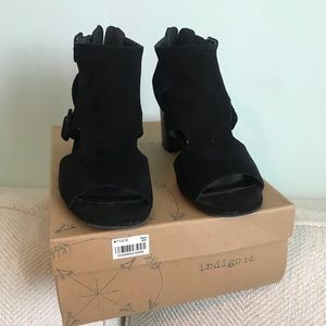 Mandi style black velvet shoes